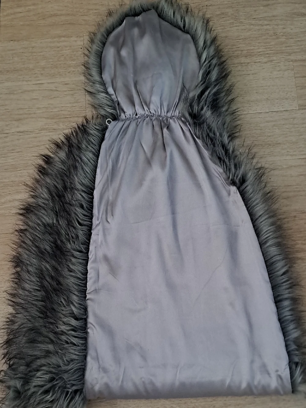 Crossed stole or wide neck wrap for the shoulders. Color: Grey